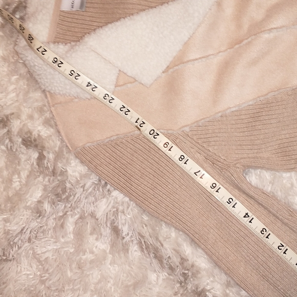 Alfred Dunner woman's size 12P long sleeve faux fur wrap up jacket - Picture 6 of 9